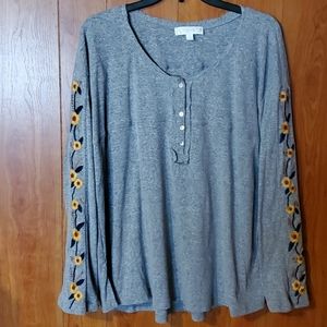 💛Suzanne Betro💛embroidered tee💛